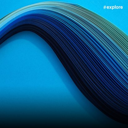 Wellenförmige Linien in unterschiedlichen Blautönen schwingen auf hellblauem Hintergrund, wodurch ein fließender, dynamischer Effekt entsteht, ähnlich einer stilisierten Wasserwelle.