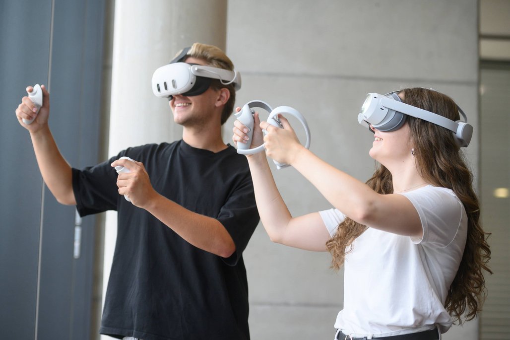 Ausprobieren des VR-Trainings bei der TÜV NORD Akademie