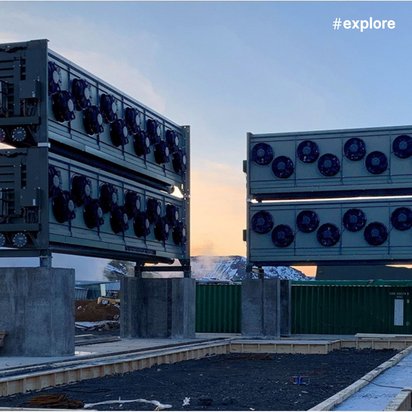 Große Anlage mit Ventilatoren zur Kohlenstoffabscheidung vor Berglandschaft bei Sonnenuntergang. WiederholenClaude kann Fehler machen. Bitte überprüfen Sie die Antworten.