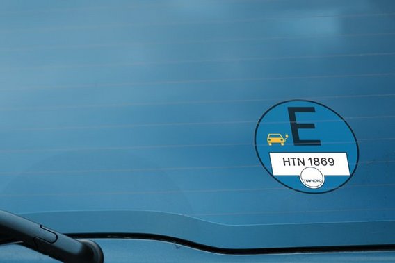 TÜV NORD E-Plakette auf Fahezugheckscheibe