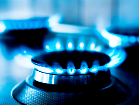 Eine einzelne blaue Gasflamme brennt aus einer Düse