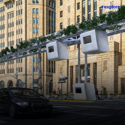 Futuristische weiße Transportkapseln hängen an einem Schienensystem vor historischen Gebäuden in einer Stadtszene. Das moderne Verkehrssystem fügt sich als Kontrast zur klassischen Architektur in das urbane Umfeld ein.