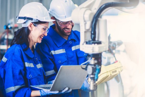 Steuerungstechnik funktionale Sicherheit Ingenieurteam prüft Steuerungstechnik für funktionale Sicherheit an einer Industrieanlage.