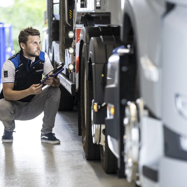 Prüfingenieur bei der Überprüfung der Lkw-Reifen an einer TÜV NORD Station
