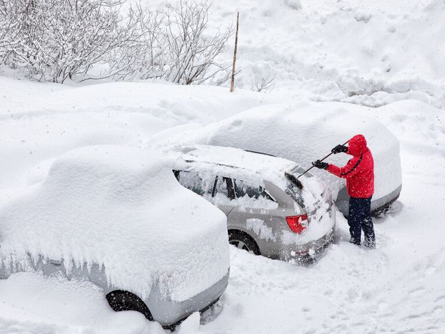 Motor Warmlaufen lassen Auto befreien vom Schnee