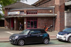 DriveNow Mini Cabrio und BMW i3 Elektroauto parken vor dem U-Bahnhof Saarlandstraße in Hamburg.
