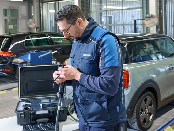  Prüfingenieur bei der UVV-Prüfung an einer TÜV NORD Station