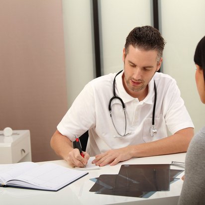 Arzt und Patientin besprechen medizinische Vorsorgeuntersuchungen in einem Büro