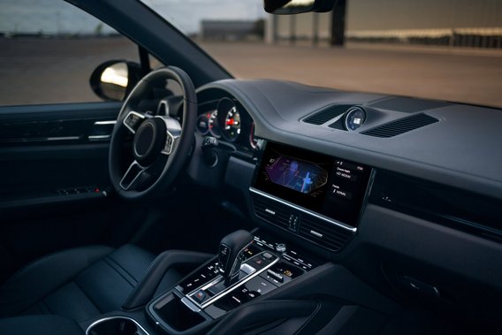 Innenraum eines modernen Fahrzeugs mit digitalem Display