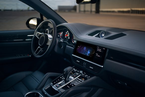 Innenraum eines modernen Fahrzeugs mit digitalem Display