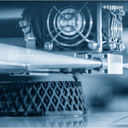 3D-Drucker im Nahaufnahmodus, der ein komplexes Objekt mit Gitterstruktur herstellt.