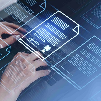 Hände tippen auf Laptop, umgeben von schwebenden Dokumentensymbolen.