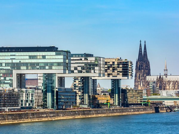 Blick auf die Kölner Skyline mit den Kranhäusern und dem Kölner Dom im Hintergrund