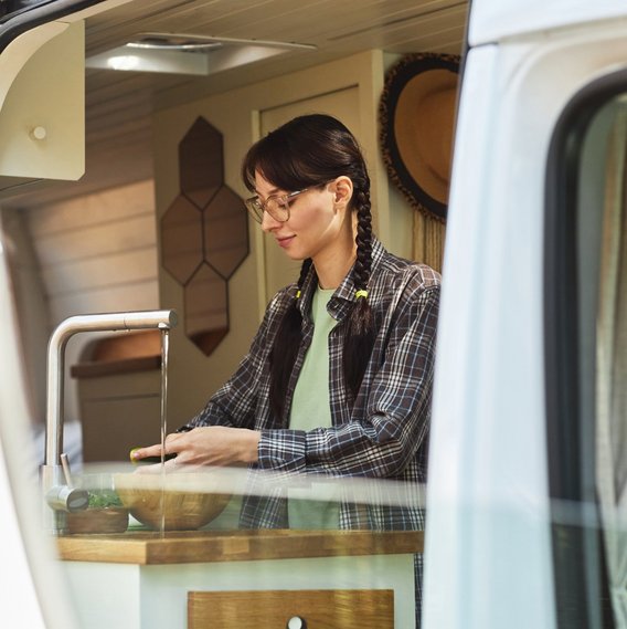 Innenansicht eines Campervans mit moderner Küchenzeile