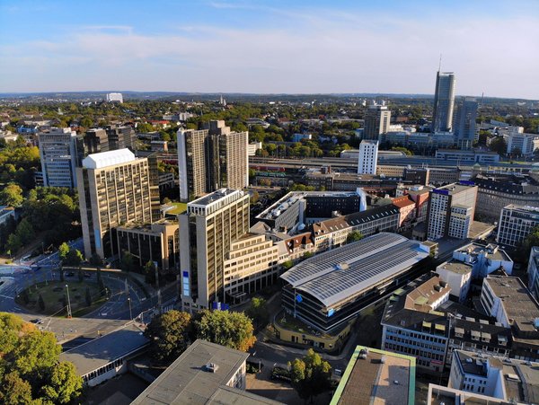 Luftaufnahme der Stadt Essen mit modernen Gebäuden und Straßen