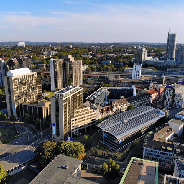 Luftaufnahme der Stadt Essen mit modernen Gebäuden und Straßen