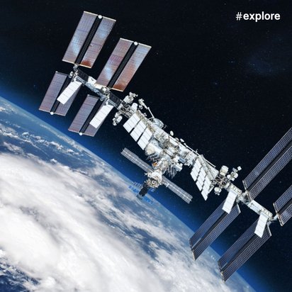 Internationale Raumstation ISS mit ausgebreiteten Solarpaneelen schwebt über der wolkenbedeckten Erde im Weltall.