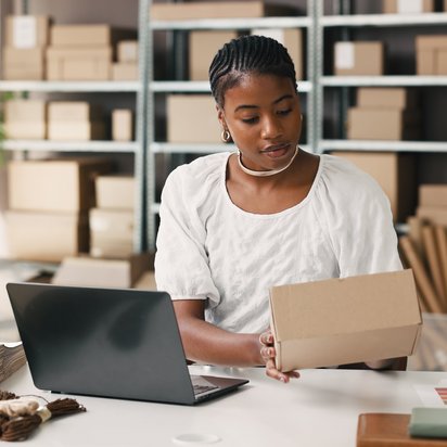 Eine Frau prüft die Einhaltung sozialer Standards der Lieferanten von denen sie Produkte bezieht.