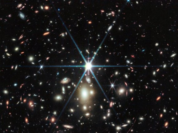 Das James-Webb-Teleskop zeigt Earendel, den am weitesten entfernten bekannten Stern, eingebettet im leuchtenden Sunrise Arc.