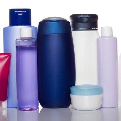 Verpackungen von Kosmetika und Hygieneprodukten ohne Aufschrift Symbolbild IFS HPC Zertifizierung - unbeschriftete Shampooflaschen und Lotionflaschen und Tuben