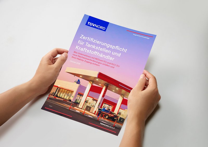 Das Bild zeigt das Titelbild eines Whitepapers mit Informationen zu Zertifizierungen für Tankstellen nach ISCC EU und REDcert EU