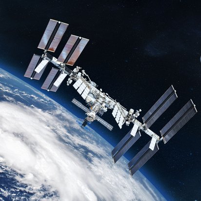 Satellit, der die Erde umkreist.