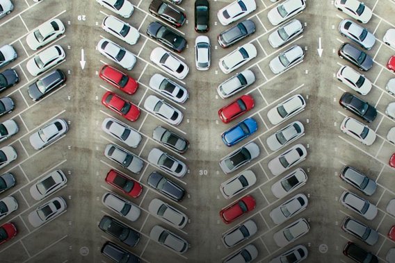 Luftaufnahme eines großen Parkplatzes mit vielen Autos