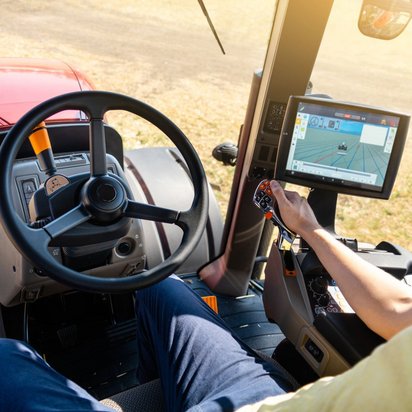 Moderne Traktorsteuerung mit digitalem Display