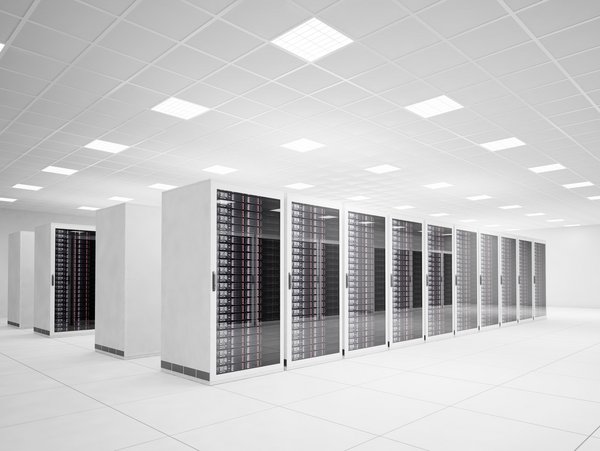 Ein modernes Rechenzentrum mit mehreren Reihen von Server-Racks in einem hellen Raum.