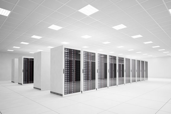 Ein modernes Rechenzentrum mit mehreren Reihen von Server-Racks in einem hellen Raum.