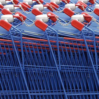 Symbolbild Lebensmittelzertifizierung - Ausschnitt von ineinandergeschobenen Einkaufswagen