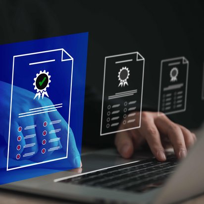 Hände tippen auf Laptop, umgeben von schwebenden digitalen Zertifikatsymbolen.