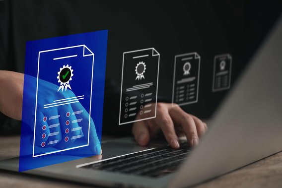 Hände tippen auf Laptop, umgeben von schwebenden digitalen Zertifikatsymbolen.