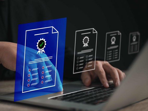 Hände tippen auf Laptop, umgeben von schwebenden digitalen Zertifikatsymbolen.