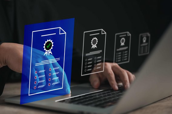 Hände tippen auf Laptop, umgeben von schwebenden digitalen Zertifikatsymbolen.