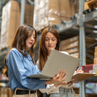Zwei Frauen prüfen die Einhaltung sozialer Verantwortung bei der Bestellung von Produkten in ihrer Lieferkette. Zwei Frauen prüfen die Einhaltung sozialer Verantwortung bei der Bestellung von Produkten in ihrer Lieferkette.