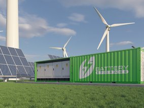 Grüner Batteriespeicher-Container mit "BATTERY STORAGE" Beschriftung neben Solarpaneelen und Windrädern auf grüner Wiese.