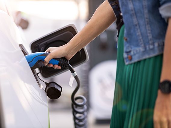 Electric car at a charging station – symbolic image for ISO 14001 in the automotive industry
