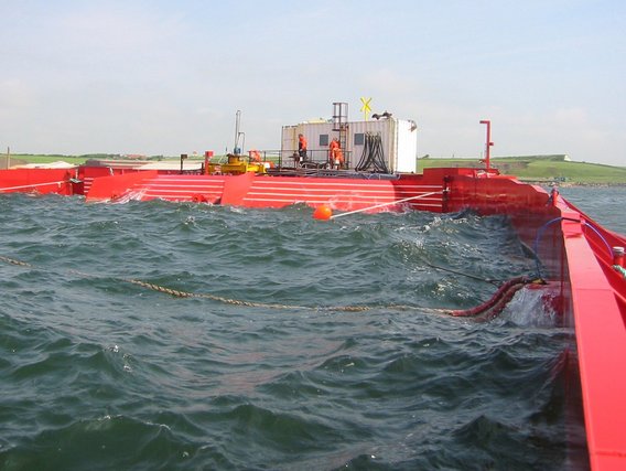 Rote schwimmende Plattform auf dem Wasser mit einer kleinen weißen Kabine. Zwei Personen in orangefarbener Schutzkleidung arbeiten auf der Konstruktion.