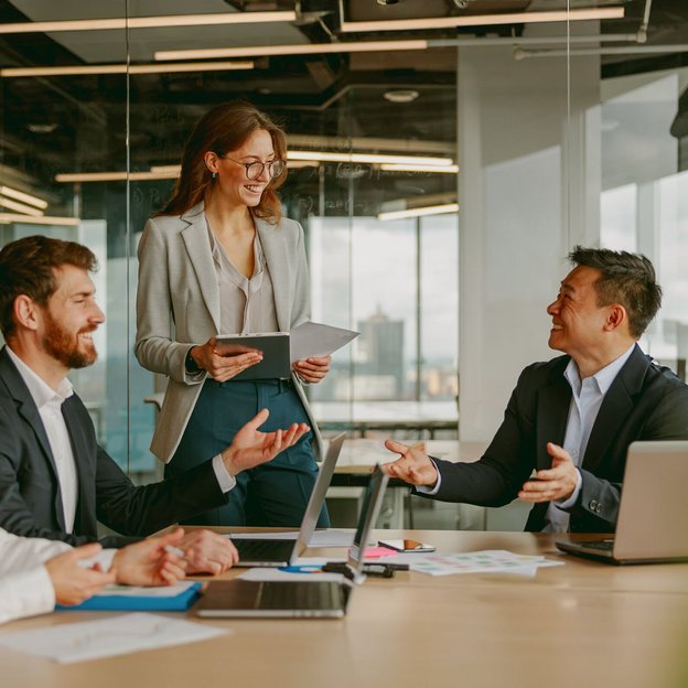 Team im Meeting, das sich über Förderinstrumente zur beruflichen Weiterentwicklung austauscht