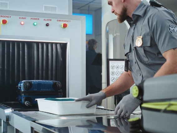 Sicherheitskontrolle am Flughafen: Gepäckdurchleuchtung mit Röntgengerät zur Erhöhung von Sicherheit und Strahlenschutz