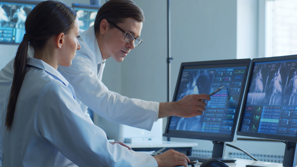 Experten aus dem Gesundheitswesen analysieren medizinische Informationen