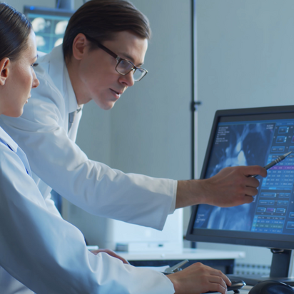 Experten aus dem Gesundheitswesen analysieren medizinische Informationen