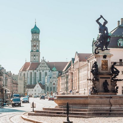 Ansicht des Augustusbrunnens und Perlachturms auf dem Rathausplatz in Augsburg