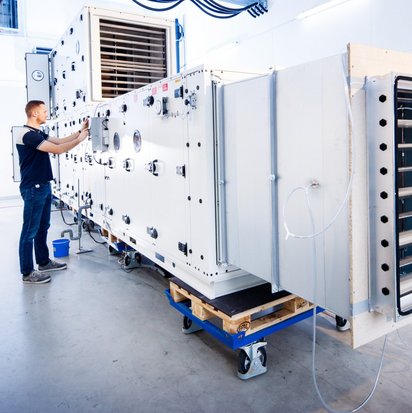 Ingenieur im Prüflabor vom IFM