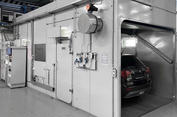Prüflabor IFM Ingenieur im Prüflabor vom IFM