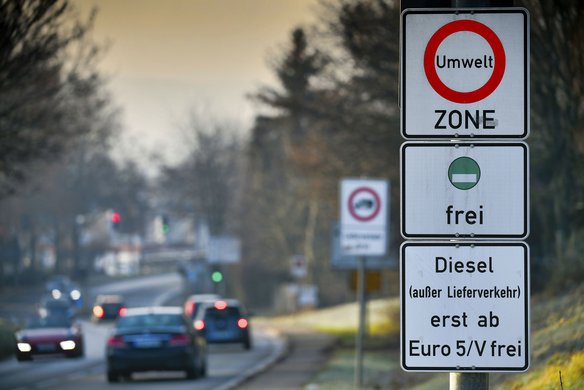 Verkehrsschild für Umweltzone mit Dieselbeschränkungen