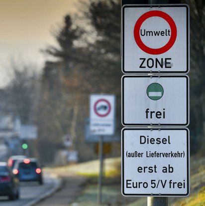 Verkehrsschild für Umweltzone mit Dieselbeschränkungen