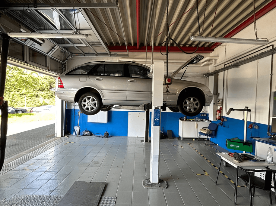 Hebebühne in der Werkstatt