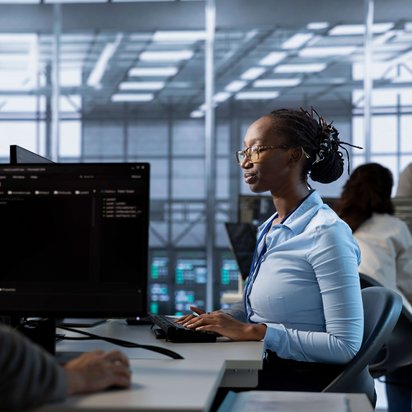 Frau sitzt am Laptop und schreibt einen Artikel zu Unternehmensberatung und Management für den TÜV NORD Blog für berufliche Weiterbildung.